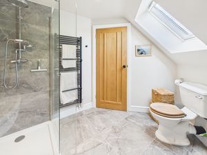 Master ensuite- click for photo gallery